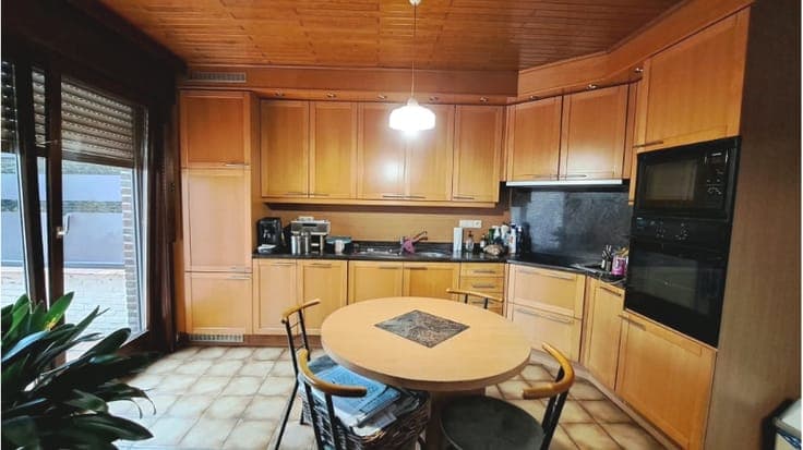 Ruime 3-slaapkamerwoning met Tuin en 2 garages te koop in...
