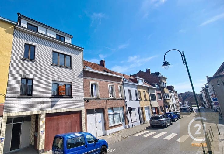 Spacious commercial property with a large workshop and livin