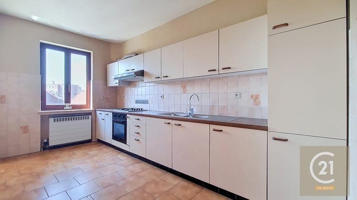 Spacious commercial property with a large workshop and livin
