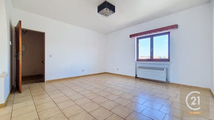 Spacious commercial property with a large workshop and livin