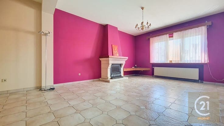 Spacious commercial property with a large workshop and livin