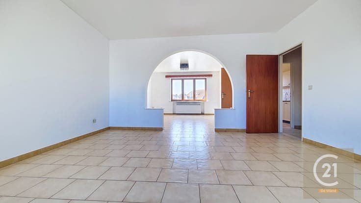 Spacious commercial property with a large workshop and livin