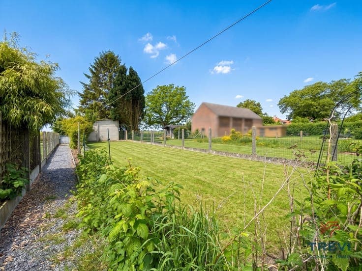 Jolie maison partiellement rénovée avec joli jardin