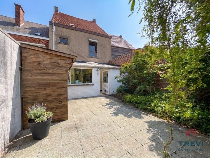 Jolie maison partiellement rénovée avec joli jardin