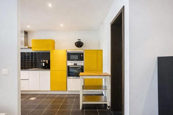 Semi detached house with 5 bedrooms and 3 bathrooms!