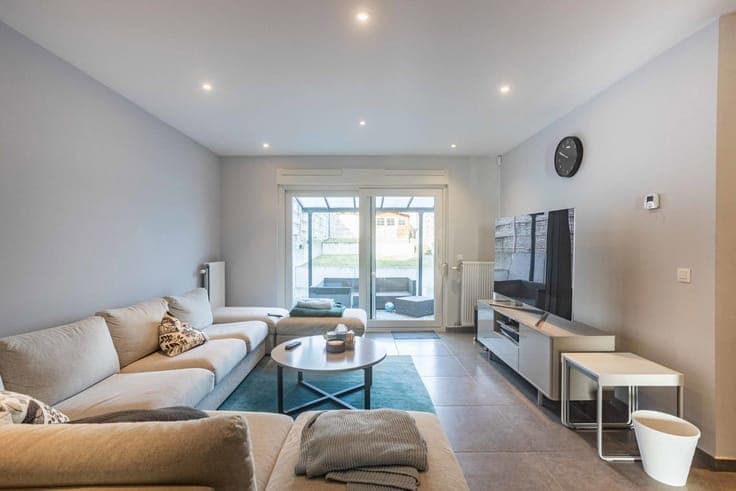 Semi detached house with 5 bedrooms and 3 bathrooms!