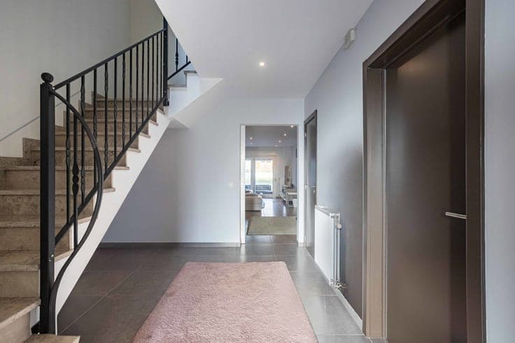 Semi detached house with 5 bedrooms and 3 bathrooms!