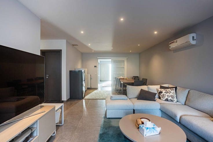 Semi detached house with 5 bedrooms and 3 bathrooms!