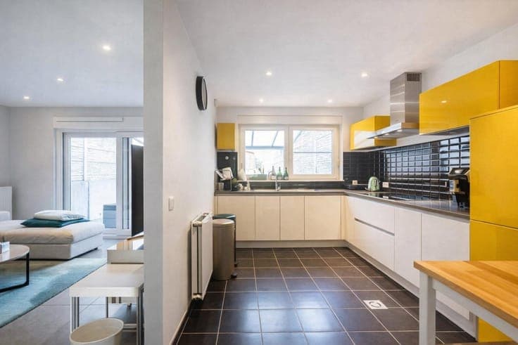 Semi detached house with 5 bedrooms and 3 bathrooms!