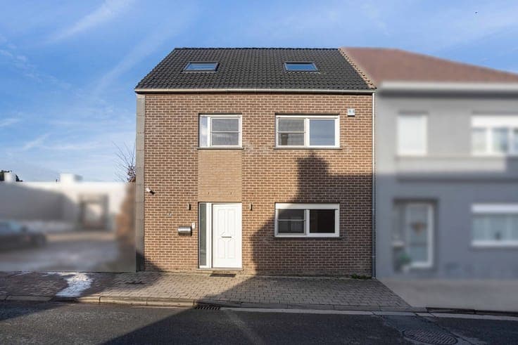 Semi detached house with 5 bedrooms and 3 bathrooms!