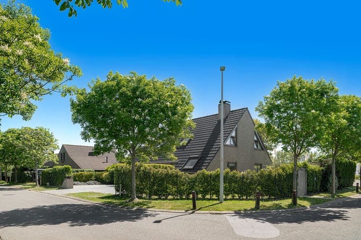 Vrijstaande villa gelegen op een zonnig hoekperceel.