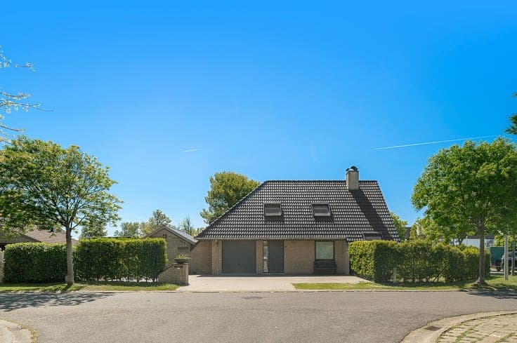 Vrijstaande villa gelegen op een zonnig hoekperceel.