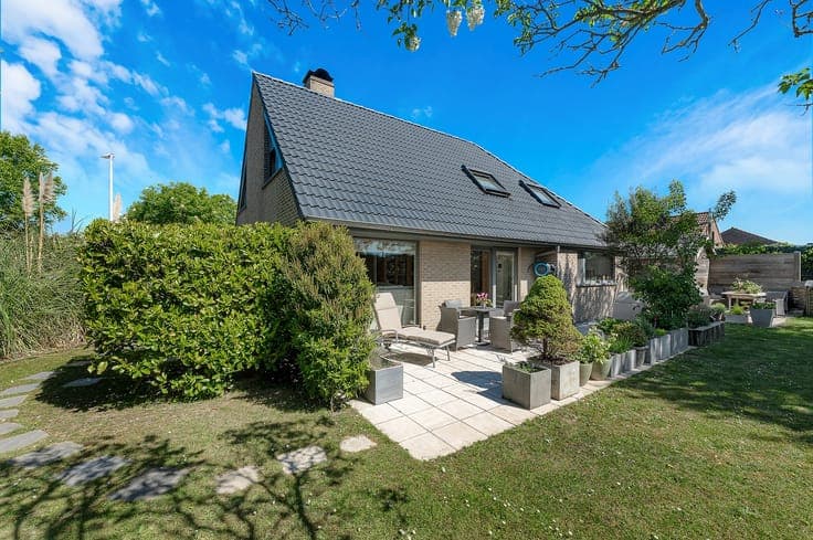 Vrijstaande villa gelegen op een zonnig hoekperceel.