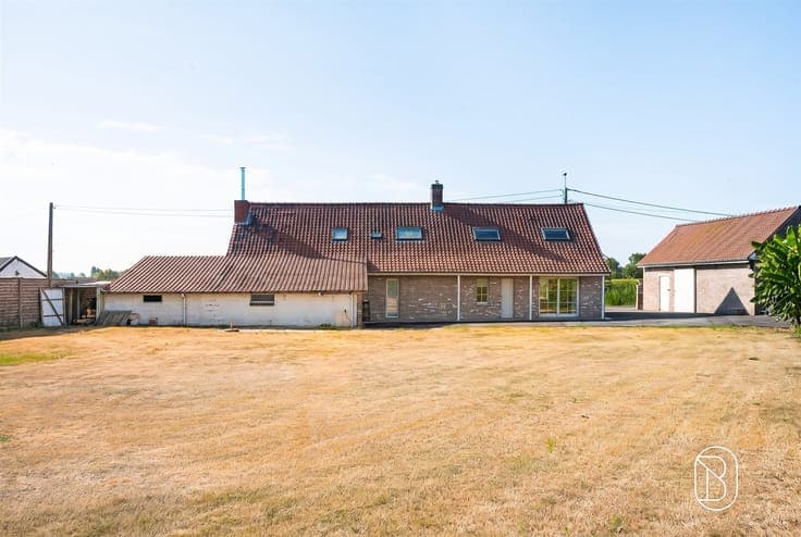 Farmhouse with horse stables and pasture in Anzegem on a 9,9