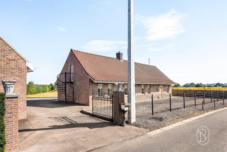 Farmhouse with horse stables and pasture in Anzegem on a 9,9