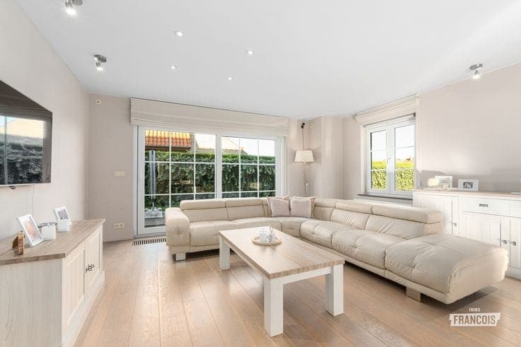 Spacious family home with 4 bedrooms, double garage and lar…