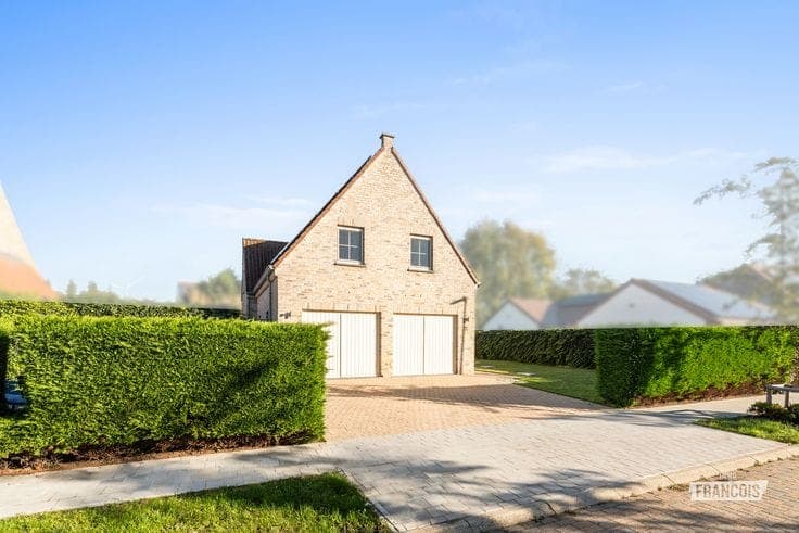 Spacious family home with 4 bedrooms, double garage and lar…