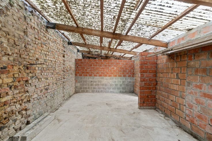 Spacious 5-bedroom townhouse with a large kitchen, a cosy...