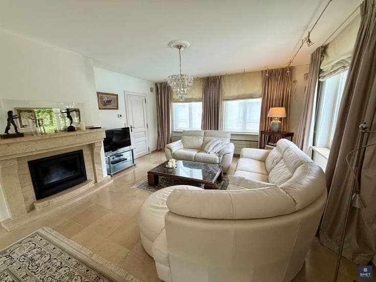 MOOIE VILLA MET 3 SLPKS EN DUB. GAR. OP TOPLIGGING