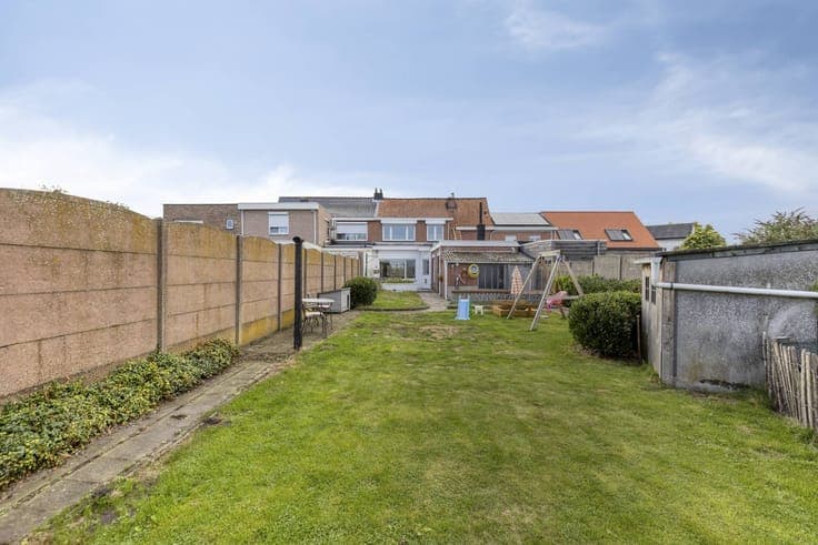 Nice family home with 2 to 3 bedrooms for sale!
