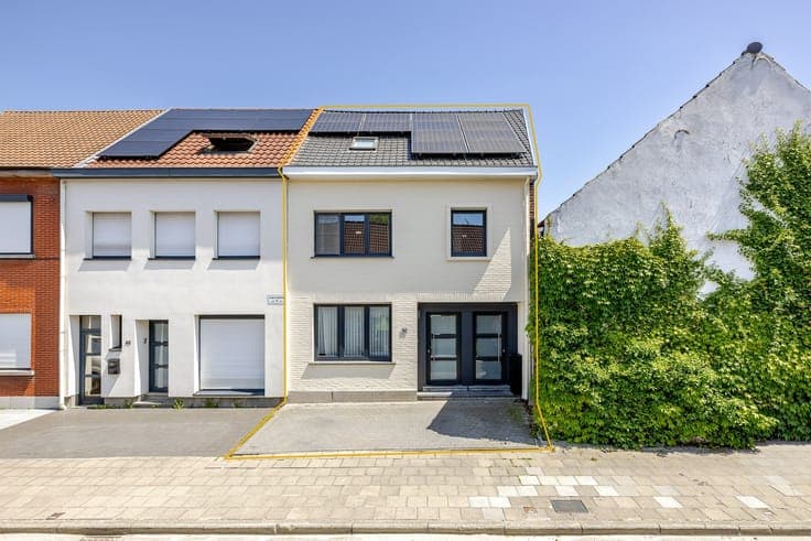Instapklare gezinswoning met ruime tuin en garagebox