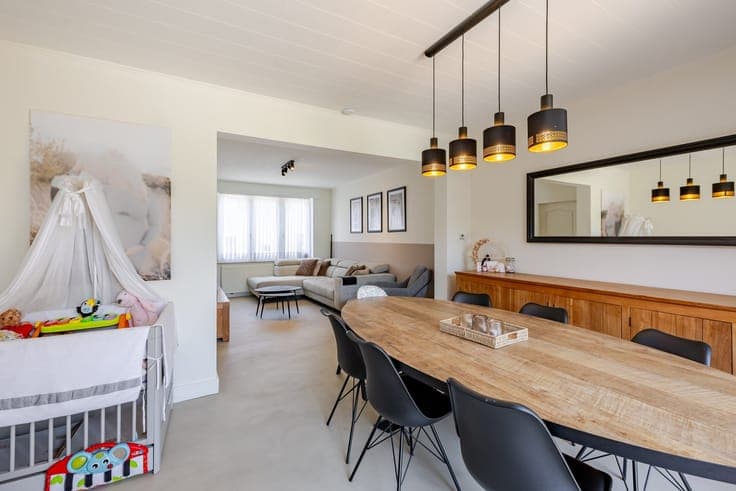 Instapklare gezinswoning met ruime tuin en garagebox