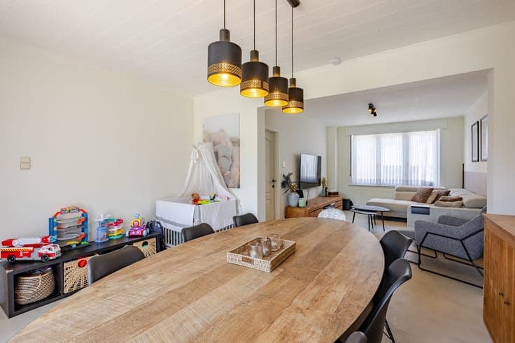 Instapklare gezinswoning met ruime tuin en garagebox