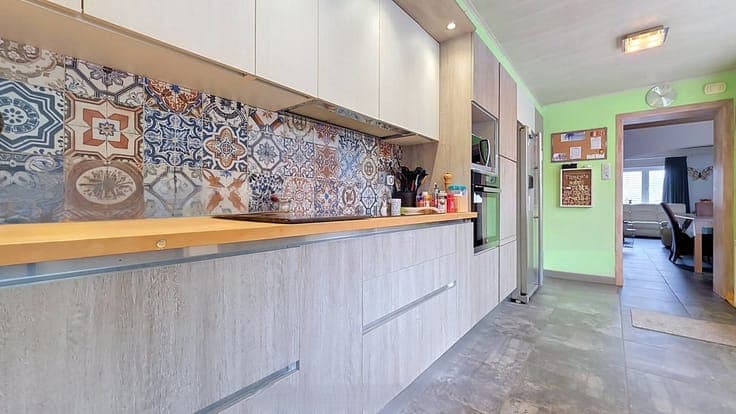 Maison 3 façades avec garage en parfait état