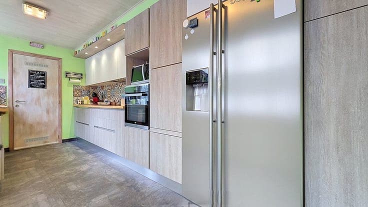 Maison 3 façades avec garage en parfait état
