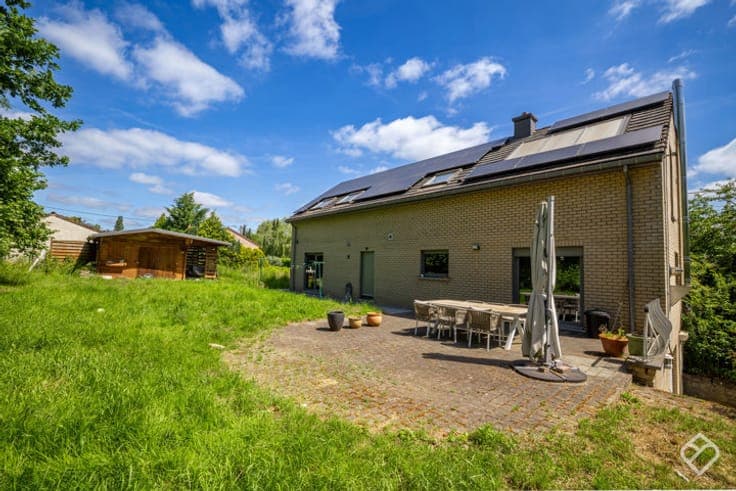Maison idéale pour voir grand : 4 façades, grandes chambres