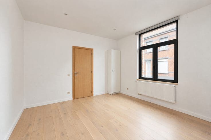5 BEDROOMS & SEPARATE SECOND LIVING UNIT
