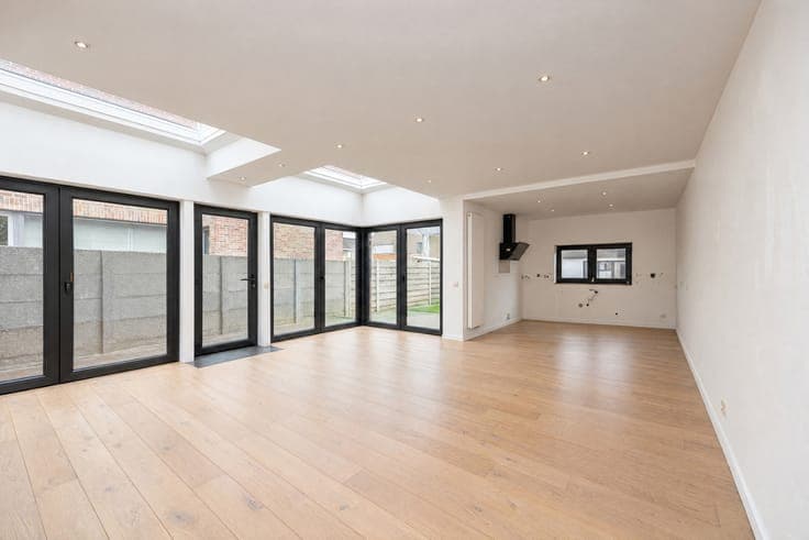 5 BEDROOMS & SEPARATE SECOND LIVING UNIT