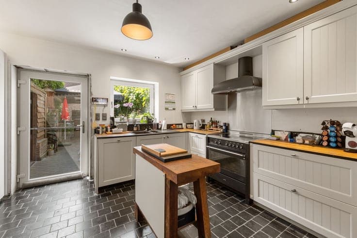 Gerenoveerde gezinswoning met 4 slaapkamer en gezellige s...