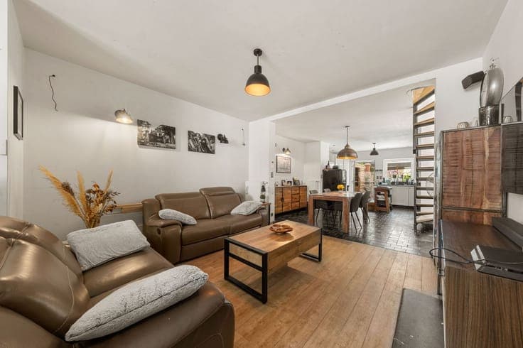 Gerenoveerde gezinswoning met 4 slaapkamer en gezellige s...