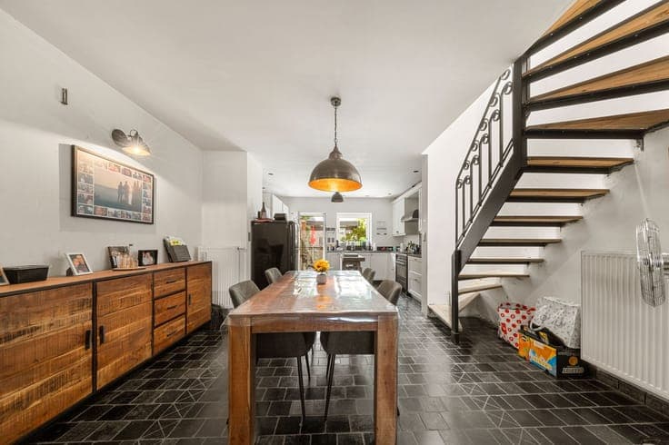 Gerenoveerde gezinswoning met 4 slaapkamer en gezellige s...