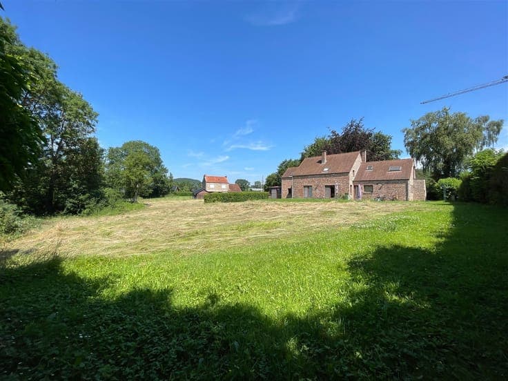 On the outskirts of Deigné, a 4-bedroom villa on a 2,137 m²
