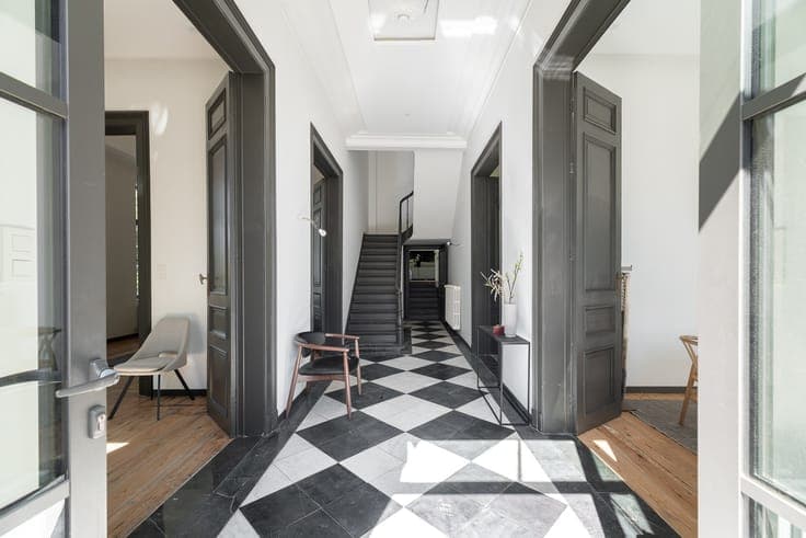 Renovated master's house with outbuilding