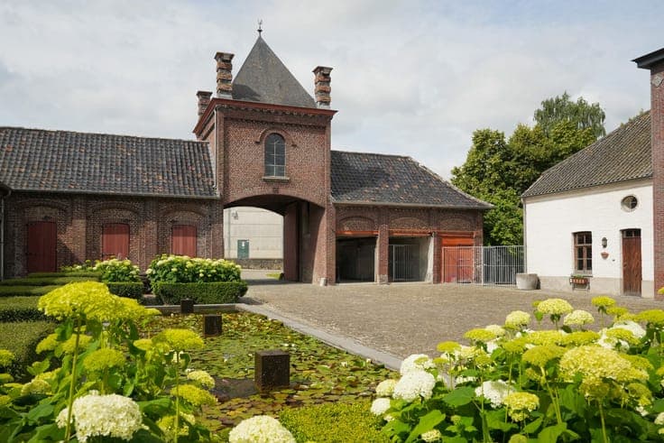 Prestigious Estate Featuring a Quadrangle Farmhouse on 3 Hec