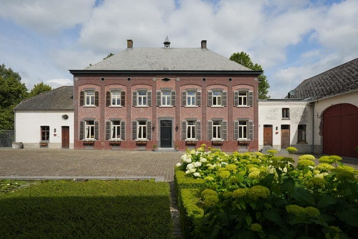 Prestigious Estate Featuring a Quadrangle Farmhouse on 3 Hec