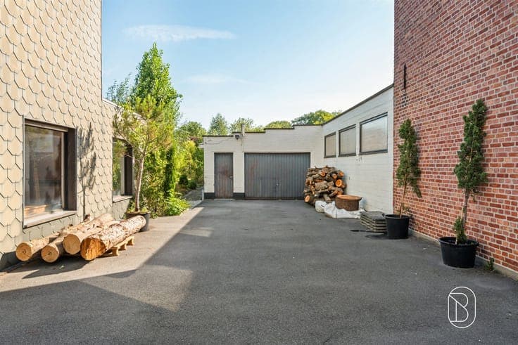 Ruime woning met werkplaats van 200 m² en diepe tuin