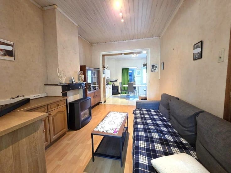 To refresh a terraced house on the square in Peutie...