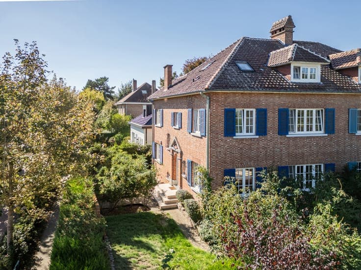 Elegant semi-detached villa, 5 bedrooms, garage and garden