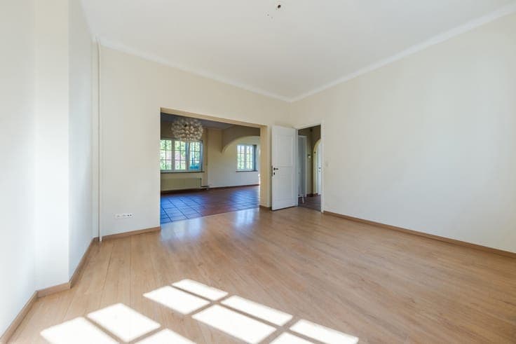 Elegant semi-detached villa, 5 bedrooms, garage and garden
