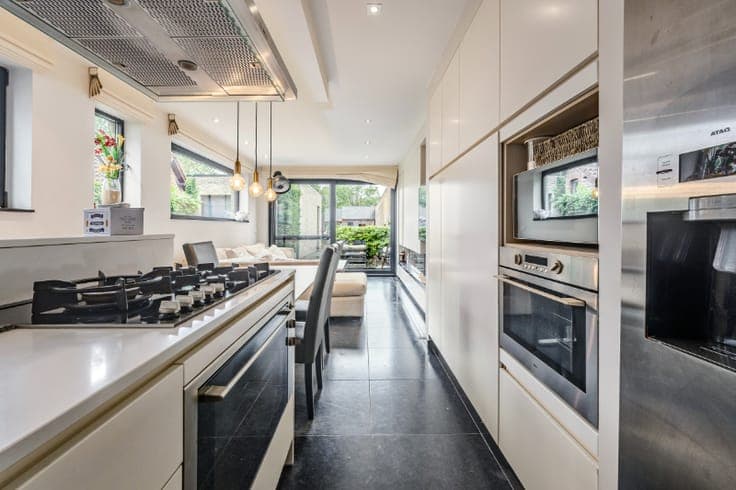 Moderne en recente HOB met 5 slaapkamers, zwembad en garage