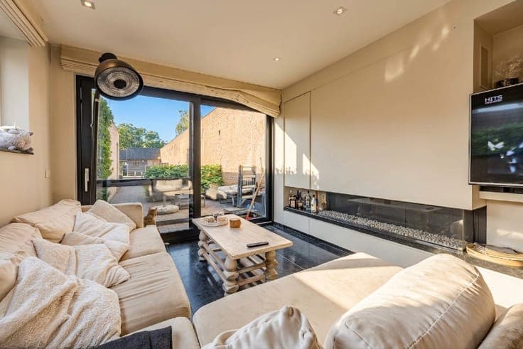 Moderne en recente HOB met 5 slaapkamers, zwembad en garage