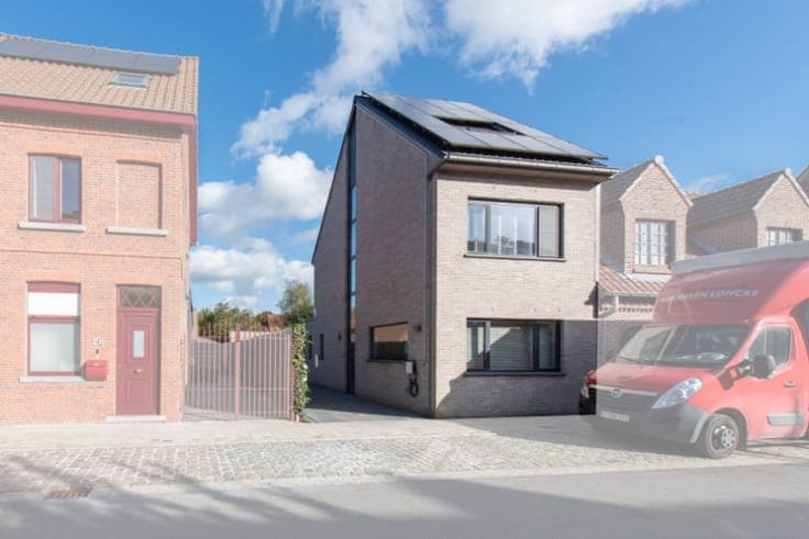 Moderne en recente HOB met 5 slaapkamers, zwembad en garage
