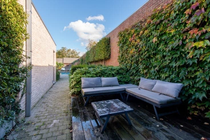 Moderne en recente HOB met 5 slaapkamers, zwembad en garage