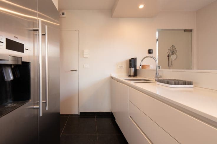 Moderne en recente HOB met 5 slaapkamers, zwembad en garage