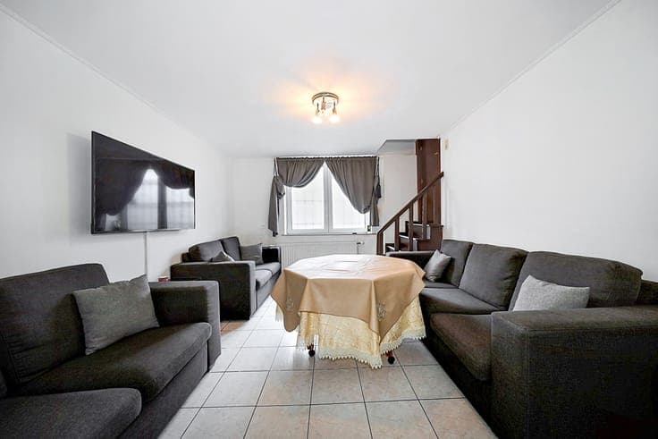 Large 4-bedroom house with courtyard and terrace