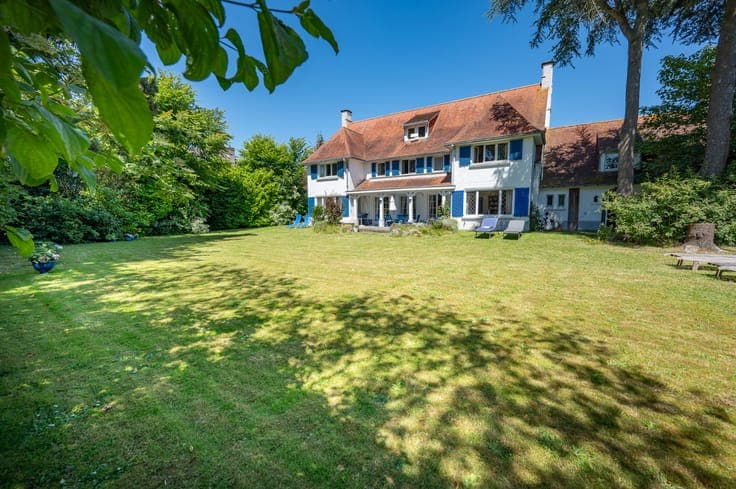 Unique property near the Royal Zoute Tennis Club and Domi...